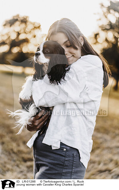 junge Frau mit Cavalier King Charles Spaniel / young woman with Cavalier King Charles Spaniel / LR-01286
