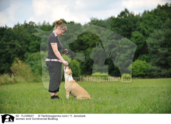 Frau und Continental Bulldog / woman and Continental Bulldog / YJ-09927