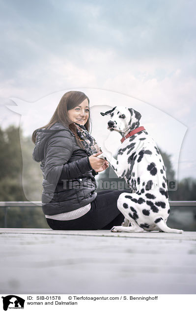 Frau und Dalmatiner / woman and Dalmatian / SIB-01578