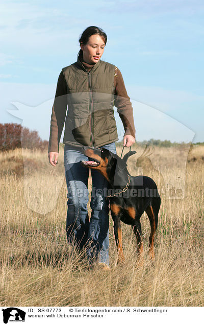 Frau mit Dobermann / woman with Doberman Pinscher / SS-07773