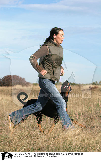 Frau rennt mit Dobermann / woman runs with Doberman Pinscher / SS-07776