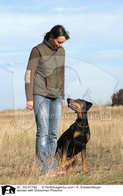 Frau mit Dobermann / woman with Doberman Pinscher / SS-07780