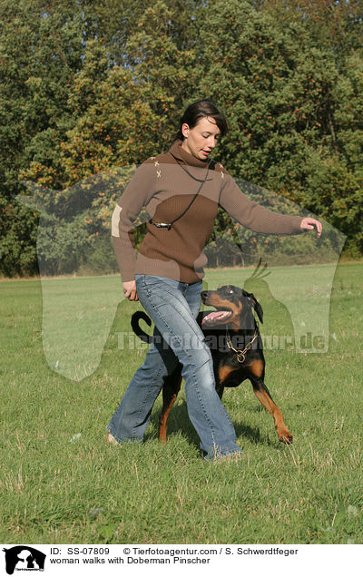 Frau mit Dobermann / woman with Doberman Pinscher / SS-07809