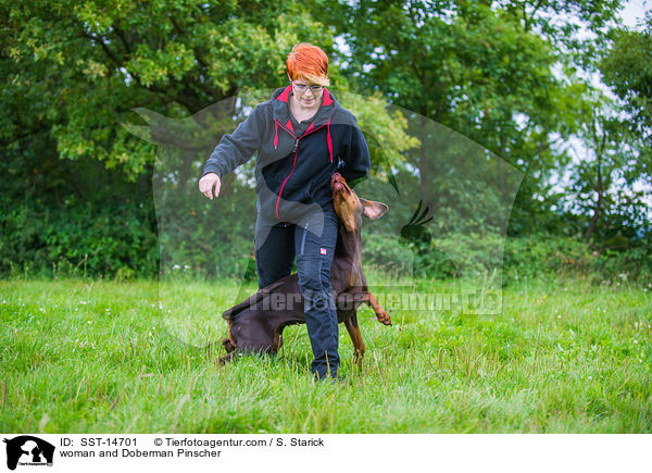 Frau und Dobermann / woman and Doberman Pinscher / SST-14701