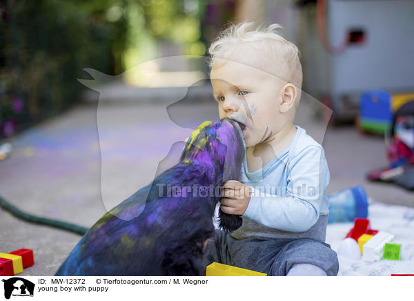 kleiner Junge mit Welpen / young boy with puppy / MW-12372