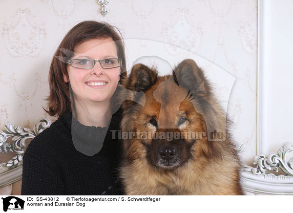 Frau und Eurasier / woman and Eurasian Dog / SS-43812