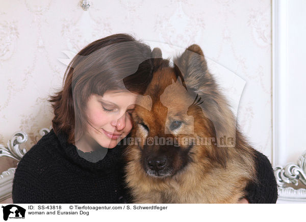 Frau und Eurasier / woman and Eurasian Dog / SS-43818