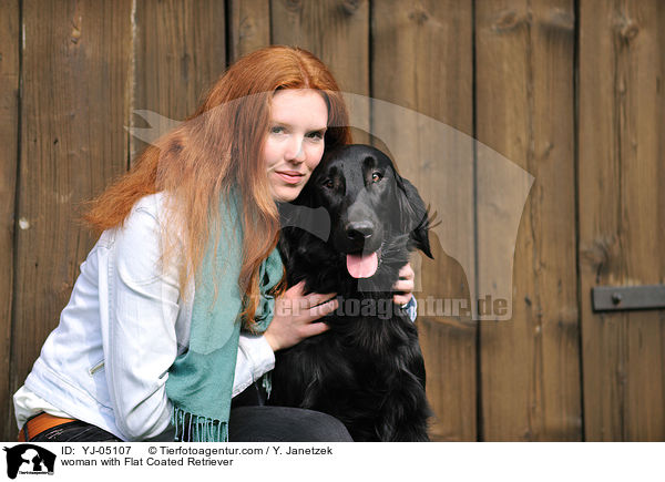 woman with Flat Coated Retriever / YJ-05107