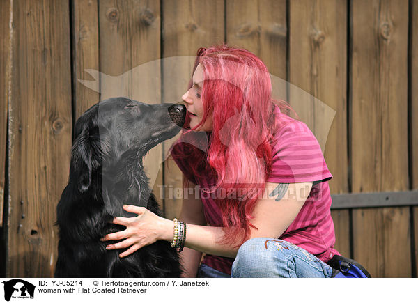 woman with Flat Coated Retriever / YJ-05214