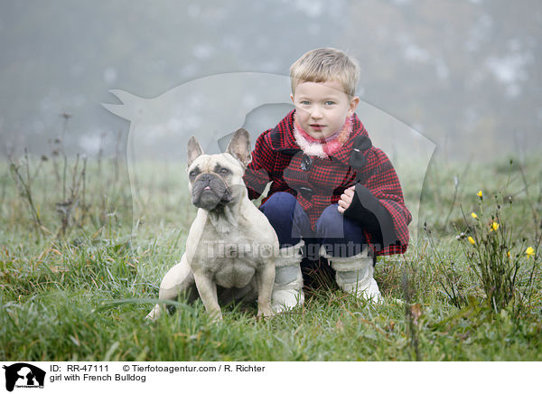 Mdchen mit Franzsischer Bulldogge / girl with French Bulldog / RR-47111
