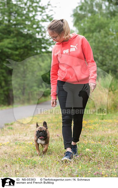 Frau und Franzsische Bulldogge / woman and French Bulldog / NS-05363