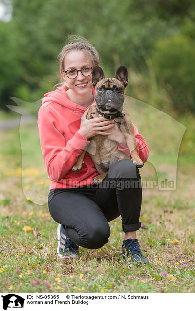 Frau und Franzsische Bulldogge / woman and French Bulldog / NS-05365