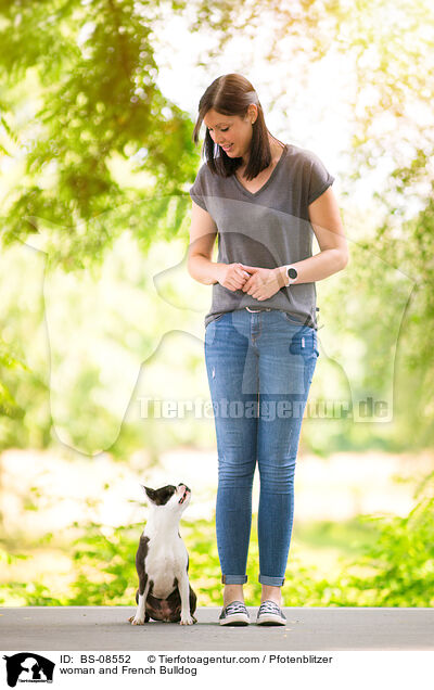 Frau und Franzsische Bulldogge / woman and French Bulldog / BS-08552