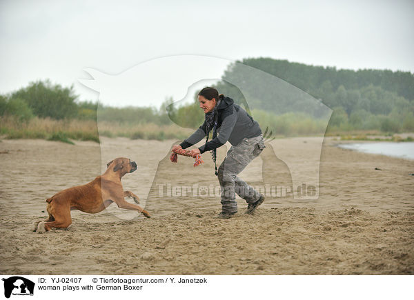 Frau spielt mit Deutschem Boxer / woman plays with German Boxer / YJ-02407