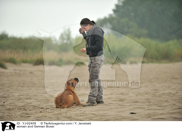 Frau und Deutscher Boxer / woman and German Boxer / YJ-02409
