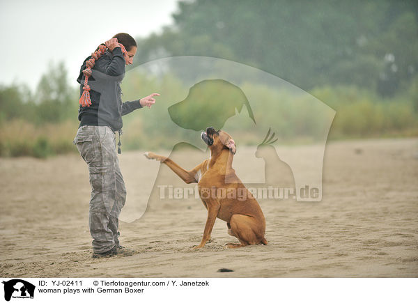 Frau spielt mit Deutschem Boxer / woman plays with German Boxer / YJ-02411