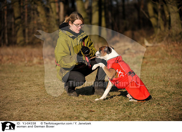 Frau und Deutscher Boxer / woman and German Boxer / YJ-04338
