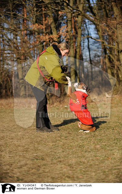 Frau und Deutscher Boxer / woman and German Boxer / YJ-04341