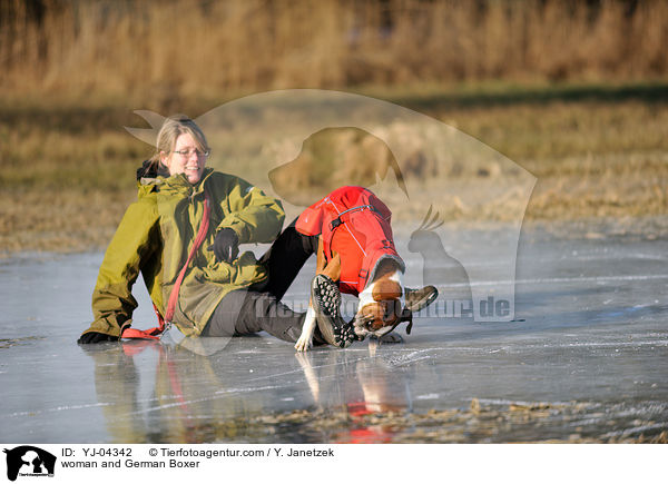 Frau und Deutscher Boxer / woman and German Boxer / YJ-04342
