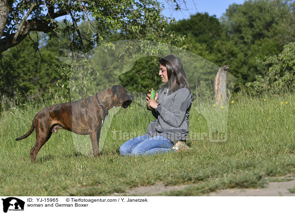 Frau und Deutscher Boxer / woman and German Boxer / YJ-15965