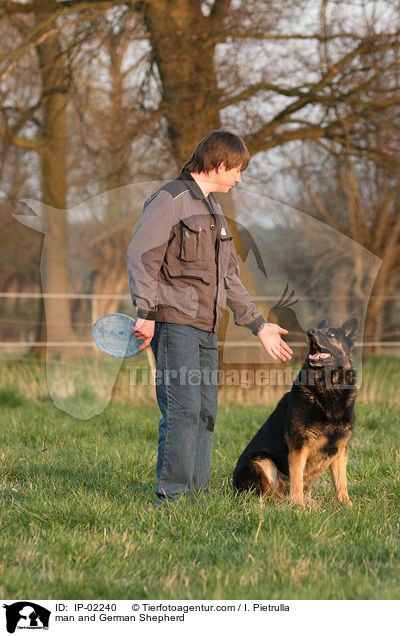 man and German Shepherd / IP-02240