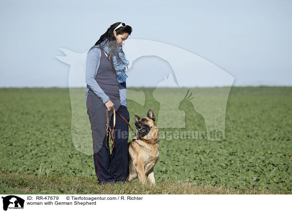 Frau mit Deutschem Schferhund / woman with German Shepherd / RR-47679
