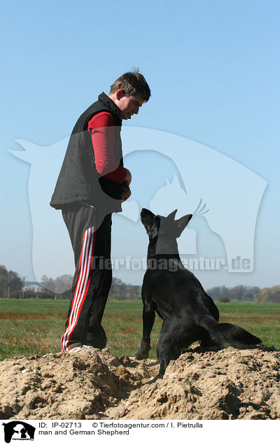man and German Shepherd / IP-02713