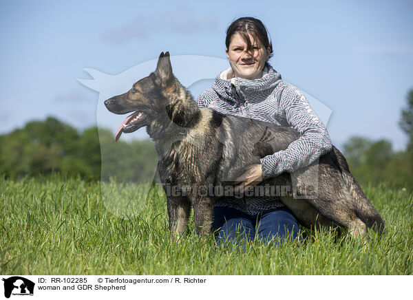 Frau und Deutscher Schferhund DDR / woman and GDR Shepherd / RR-102285
