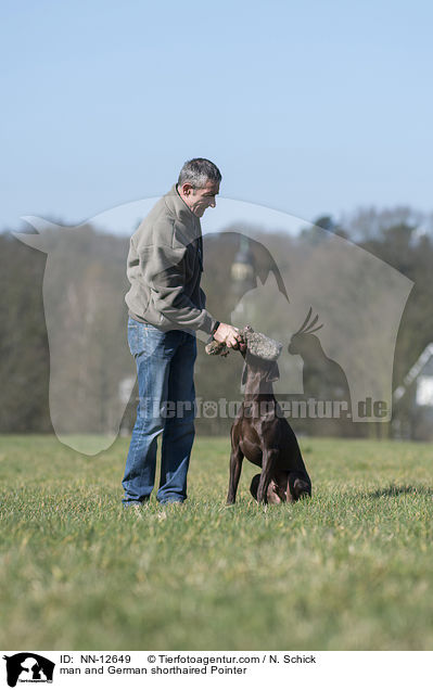 Mann und Deutsch Kurzhaar / man and German shorthaired Pointer / NN-12649