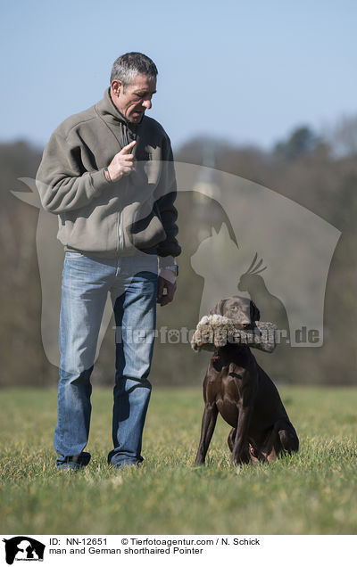 man and German shorthaired Pointer / NN-12651