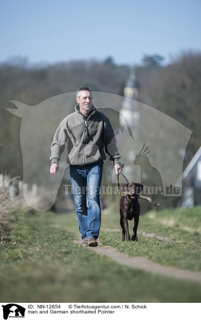 man and German shorthaired Pointer / NN-12654