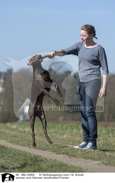 woman and German shorthaired Pointer / NN-12664