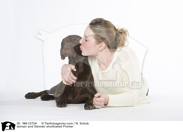 woman and German shorthaired Pointer / NN-12704