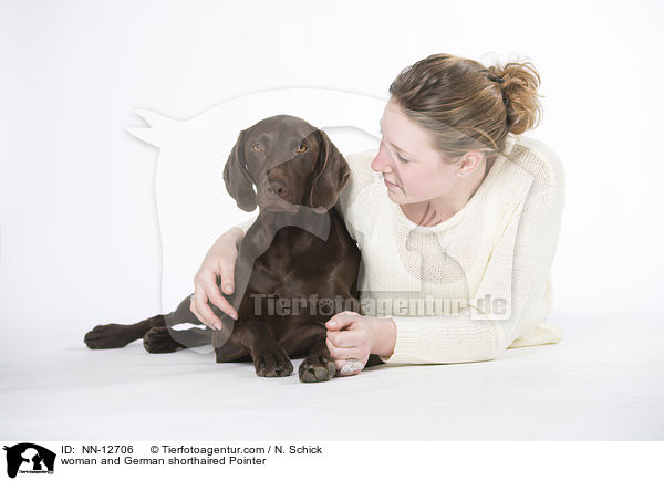woman and German shorthaired Pointer / NN-12706
