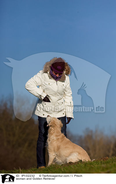 Frau und Golden Retriever / woman and Golden Retriever / IPI-02232