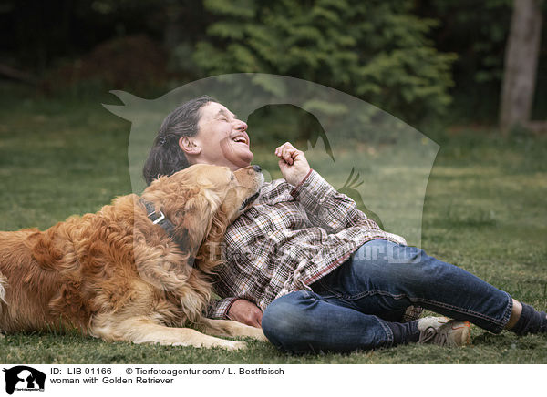 Frau mit Golden Retriever / woman with Golden Retriever / LIB-01166