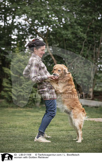 Frau mit Golden Retriever / woman with Golden Retriever / LIB-01168