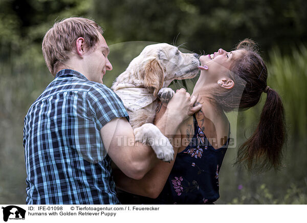 Menschen mit Golden Retriever Welpe / humans with Golden Retriever Puppy / IFE-01098