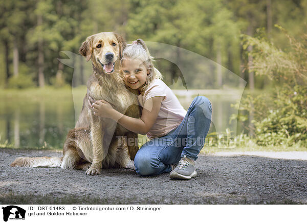 Mädchen und Golden Retriever / girl and Golden Retriever / DST-01483