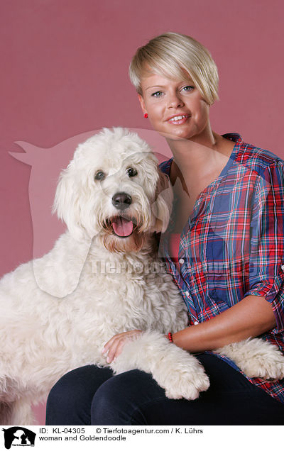 Frau und Goldendoodle / woman and Goldendoodle / KL-04305
