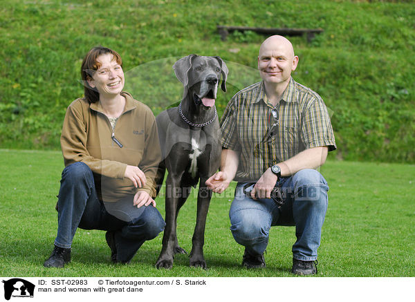 Mann und Frau mit Deutscher Dogge / man and woman with great dane / SST-02983