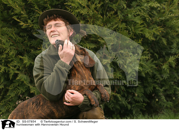 Jgerin mit Hannoverschem Schweihund / huntswoman with Hannoverian Hound / SS-07854