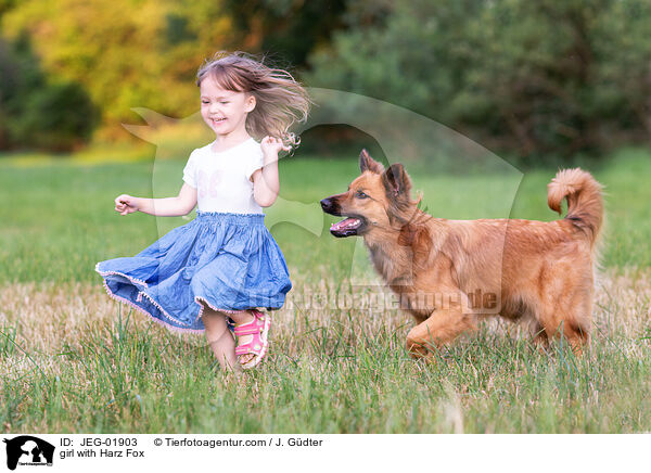 Mdchen mit Harzer Fuchs / girl with Harz Fox / JEG-01903