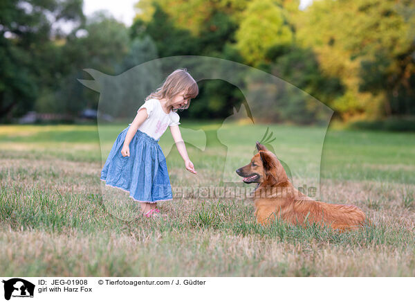 Mdchen mit Harzer Fuchs / girl with Harz Fox / JEG-01908