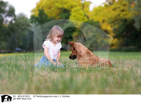 Mdchen mit Harzer Fuchs / girl with Harz Fox / JEG-01912