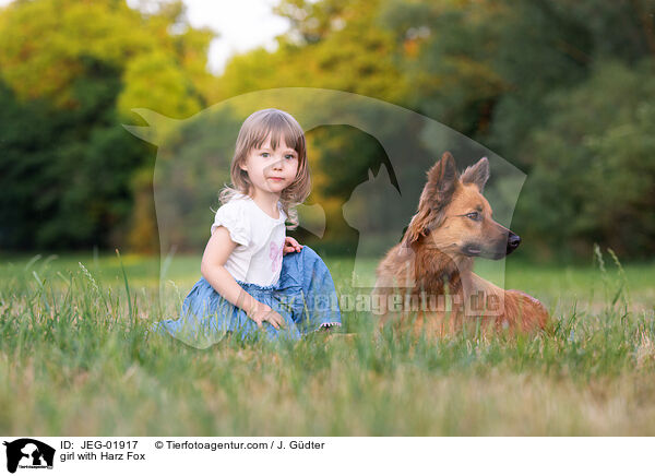 Mdchen mit Harzer Fuchs / girl with Harz Fox / JEG-01917