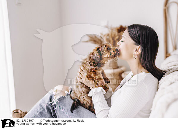 junge Frau mit jungem Havaneser / young woman with young havanese / LR-01074