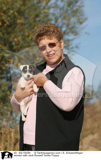 Frau mit Parson Russell Terrier Welpe / woman with Parson Russell Terrier Puppy / SS-18294