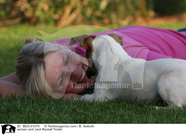 Frau und Jack Russell Terrier / woman and Jack Russell Terrier / BES-01070