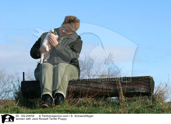 Frau mit Parson Russell Terrier Welpe / woman with Parson Russell Terrier Puppy / SS-20658